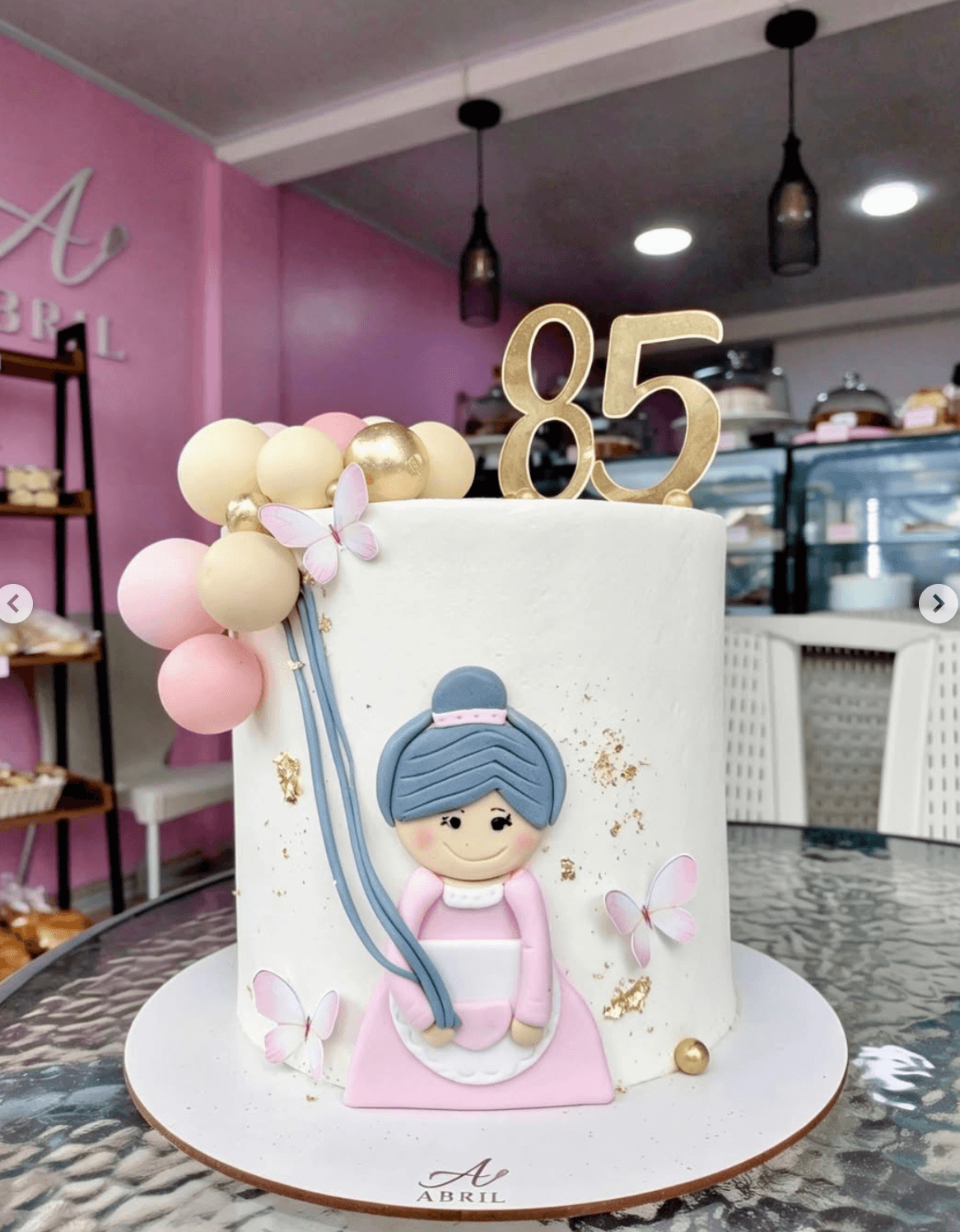 Torta de 85 años decorada en el obrador