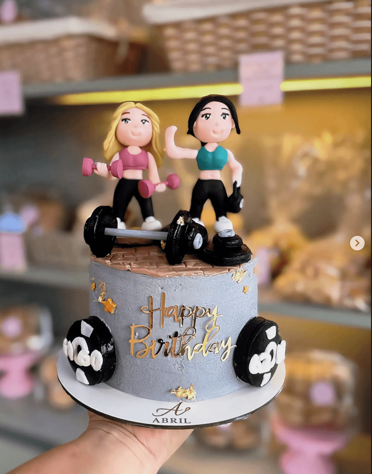 Torta personalizada con figuras modeladas a mano en Abril Pastelería